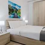 Seabreeze Flat 1 W Jacuzzi By Homely!