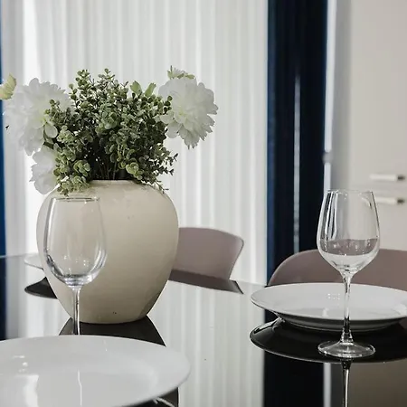 Seabreeze Flat 1 W Jacuzzi By Homely!