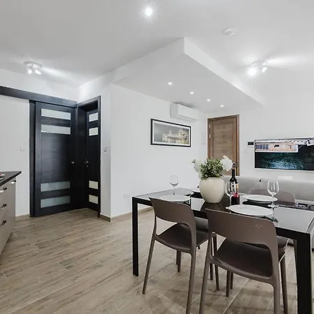 Seabreeze Flat 1 W Jacuzzi By Homely! Apartment St. Paul's Bay