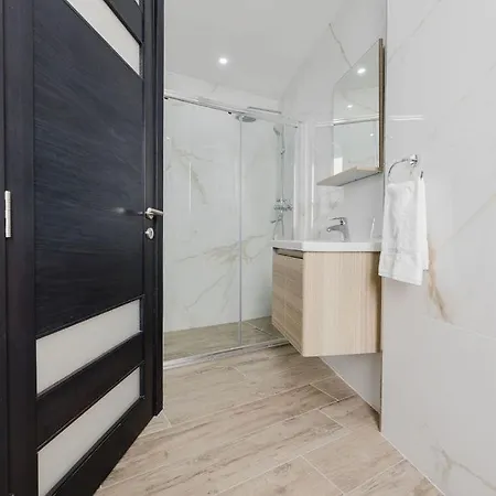 Seabreeze Flat 1 W Jacuzzi By Homely! Διαμέρισμα