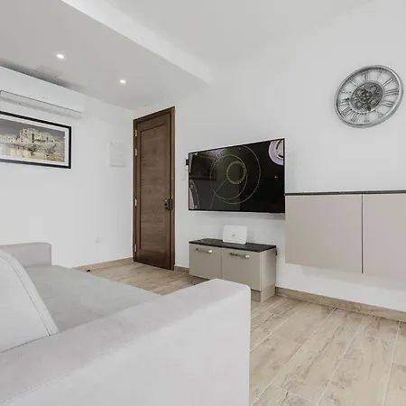 Seabreeze Flat 1 W Jacuzzi By Homely! Διαμέρισμα