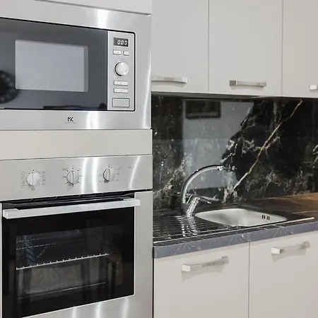 Seabreeze Flat 1 W Jacuzzi By Homely!