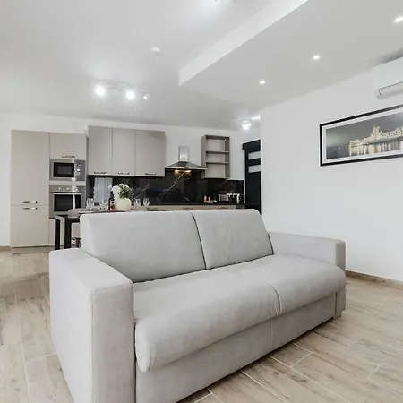 Seabreeze Flat 1 W Jacuzzi By Homely! St. Paul's Bay