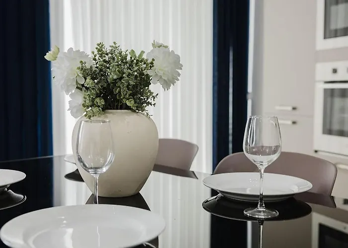 Seabreeze Flat 1 W Jacuzzi By Homely!