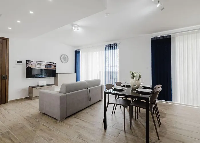 Seabreeze Flat 1 W Jacuzzi By Homely! Διαμέρισμα