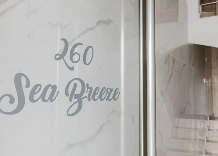 Seabreeze Flat 1 W Jacuzzi By Homely! *