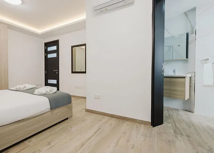 Seabreeze Flat 1 W Jacuzzi By Homely! Σεντ Πόλς Μπέι