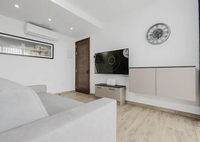 Seabreeze Flat 1 W Jacuzzi By Homely! Διαμέρισμα