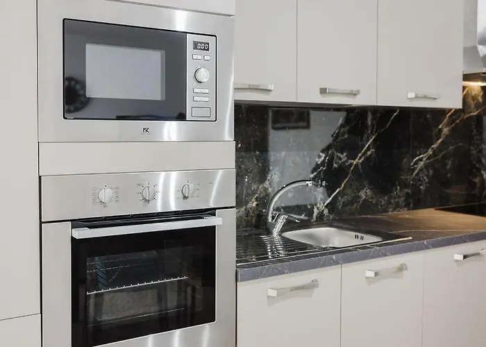 Seabreeze Flat 1 W Jacuzzi By Homely!