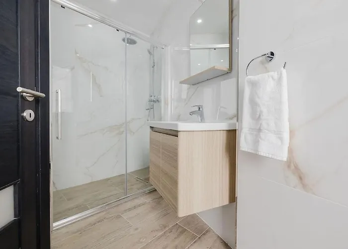 Seabreeze Flat 1 W Jacuzzi By Homely! Διαμέρισμα