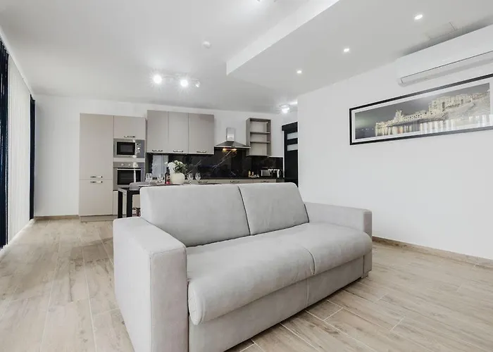 Seabreeze Flat 1 W Jacuzzi By Homely! Σεντ Πόλς Μπέι