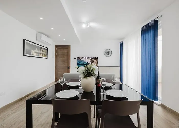 Seabreeze Flat 1 W Jacuzzi By Homely!