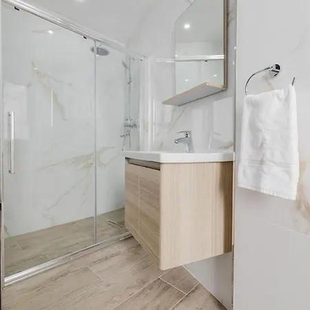 Seabreeze Flat 1 W Jacuzzi By Homely! Apartment